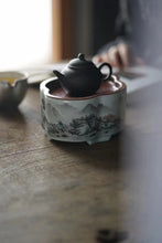 Load image into Gallery viewer, Ink-colored Landscape Copper-top Tea Boat Tongxinshe Teahouse Recommendation A tea session, with mountains and rivers captured on the vessel. 墨彩山水铜面茶船/壶承
