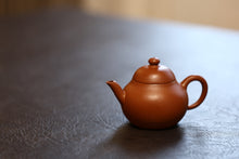 Load image into Gallery viewer, Tongxinshe Teahouse Collection Recommendation: Shi Jiahui&#39;s Handmade Raw Sand Red Clay Mengchen Pear-Shaped Teapot (70cc)
