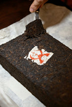 Load image into Gallery viewer, Tongxin‑She Collection | 1999 Bishengxiang Custom‑made 1kg White‑paper Ripe Puerh Brick
