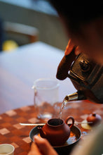 Load image into Gallery viewer, 2025 Tongxinshe Teahouse Launches a Rare Dancong Tea – Ancient Tree Big Bone Tribute Dancong/古树大骨贡
