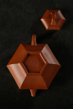 Load image into Gallery viewer, Tongxin She Teahouse Collection: Zhaozhuang Premium Small Red Clay · Shouzhuo Square Teapot (Pang Hongzhi&#39;s 120cc Handmade Work)
