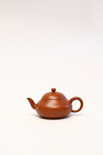 Load image into Gallery viewer, Tongxin She · Treasuring an Antique Ming‑Qing Lao Zhu Ni Pear‑Shaped Teapot, Brewing a Heart‑Touching Gongfu Tea
