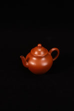 Load image into Gallery viewer, Tongxin She Teahouse Recommends: Handmade Wrinkled Zhuni Qiushui Teapot (70cc) – The Charm and Century-Old Elegance of Zhuni Hidden in the Teapot
