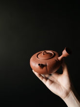 Load image into Gallery viewer, Tongxinshe Teahouse Recommends: Red Clay Melon-Ridged Side-Handled Clay Kettle
