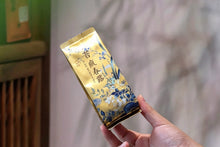 Load image into Gallery viewer, Tongxin She Teahouse | Moss Traces &amp; Spring Dew · Tianxin Rock Shi Ru/天心岩石乳。
