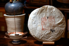 Load image into Gallery viewer, Tongxin She Tea House Exclusive Release | 1999 Yiwu Zheng Mountain Aged Raw Pu'er Tea, Hand-Signed Version by Master Du Qiongzhi
