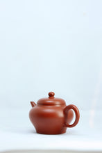 Load image into Gallery viewer, Xiangyun Vermilion Clay Teapot · Noble Elegance from Old Huangshan Mine惠祥云。
