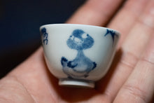 Load image into Gallery viewer, The Head-Up Duck · Tongxin Teahouse Exclusive Blue-and-White Tasting Cup
