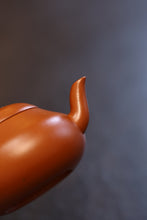 Load image into Gallery viewer, Tongxin She · Treasuring an Antique Ming‑Qing Lao Zhu Ni Pear‑Shaped Teapot, Brewing a Heart‑Touching Gongfu Tea
