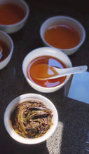 Load image into Gallery viewer, Tongxin She Teahouse | 2024 Taoxi Da Hong Pao — Three-Time Full Charcoal-Roasted Rock Tea桃喜足火。
