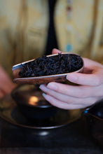 Load image into Gallery viewer, Tianfen Qidan: Tongxin She Teahouse’s Beloved Pure-Bred Da Hong Pao, Inheriting the Rock Rhythm of Jiulongke
