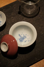 Load image into Gallery viewer, Recommended by Tongxinshe Teahouse: Cowpea Red Porcelain Travel Tea Set with Hand-Painted Blue-and-White Fish-Algae Pattern, Bringing Tea Aroma Along Your Journey
