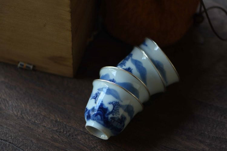 Set of 4 hand-painted blue and white landscape-wrapped silver teacups, capacity 30cc。
