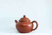 Load image into Gallery viewer, &quot;Ming Zhu Teapot&quot; made by Teacher Hui Xiang Yun, which uses Da Hong Pao Zhu Ni and has a capacity of 120cc.
