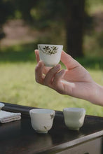 Load image into Gallery viewer, Tongxin She presents the "Wandering Amid Spring Blossoms" portable tea gift set.
