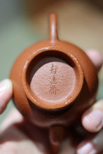 Load image into Gallery viewer, The Tongxin She Teahouse&#39;s treasured teapot: Master Ye Xiangkun&#39;s handmade pear skin zhu clay small coal mine teapot.
