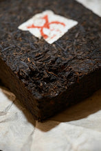 Load image into Gallery viewer, Tongxin‑She Collection | 1999 Bishengxiang Custom‑made 1kg White‑paper Ripe Puerh Brick
