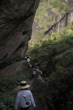Load image into Gallery viewer, Tongxin She Teahouse | Moss Traces &amp; Spring Dew · Tianxin Rock Shi Ru/天心岩石乳。
