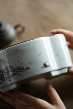 Load image into Gallery viewer, Ink-colored Landscape Copper-top Tea Boat Tongxinshe Teahouse Recommendation A tea session, with mountains and rivers captured on the vessel. 墨彩山水铜面茶船/壶承

