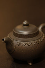 Load image into Gallery viewer, Tongxin She Tea House Collection | Cloud Shoulder Ruyi Teapot · 100cc · Fully Handcrafted in Treasured Sharkskin Green Clay (Master Hui Yisa)
