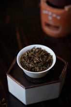 Load image into Gallery viewer, Tongxin She Teahouse 2025 Limited Launch | Handmade Bai Jiguan by Gao Peng and His Mother, A Cup Holds the Elegance of Wuyi白鸡冠。
