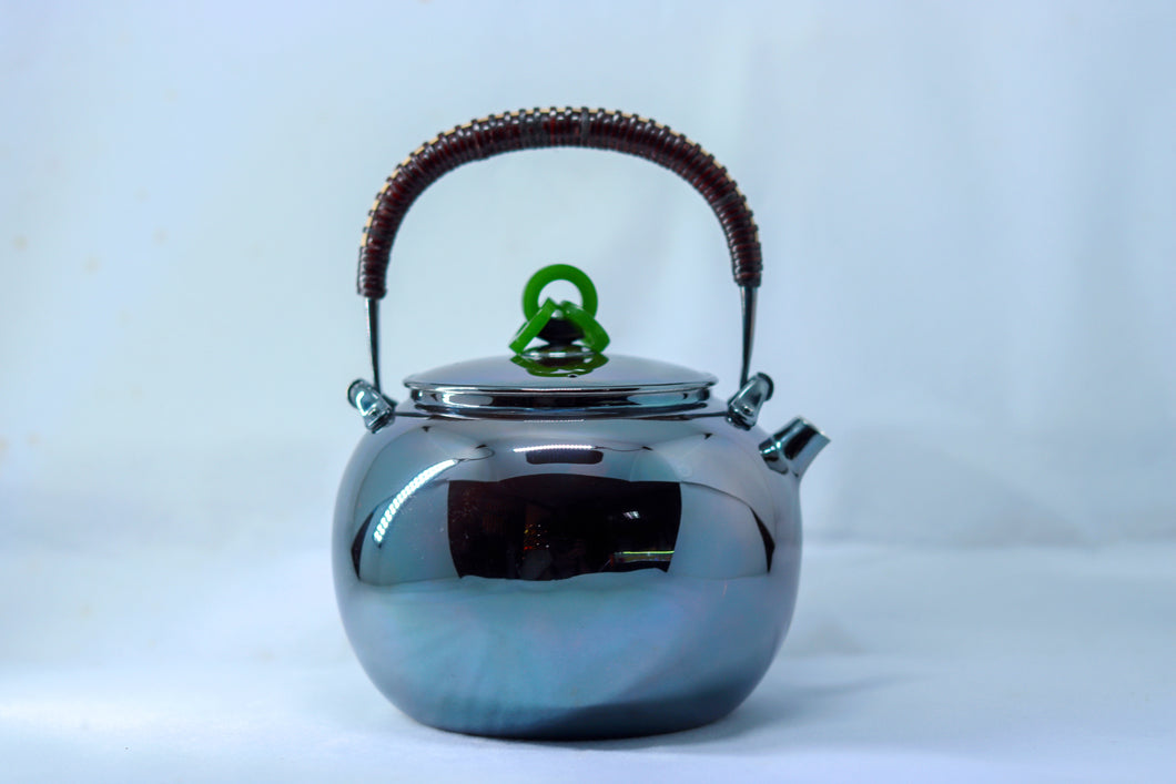 Tongxinshe Teahouse Launches New Mirror-Finished Pure Silver Teapot | A Treasure from Hongji: Premium for Boiling Water, Noble for Brewing Tea
