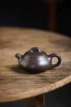 Load image into Gallery viewer, Treasure Recommendation of Tongxin She Teahouse: Master Xu Meiping&#39;s Han Tang Shi Piao Teapot
