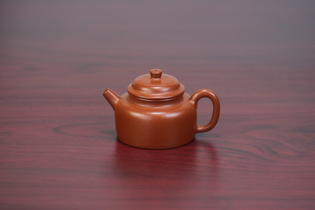 The “De Zhong teapot” with a capacity of 100cc is purely handmade by Teacher Xu Linfeng.