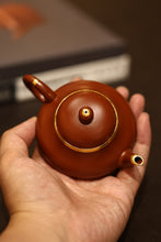 Load image into Gallery viewer, Tongxinshe Teahouse&#39;s collection of purple clay teapots &quot;Hui Yunjie pear-shaped Dahongpao red clay pot&quot;
