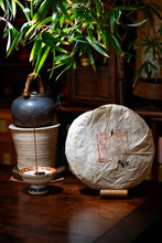 Load image into Gallery viewer, Tongxin She Tea House Exclusive Release | 1999 Yiwu Zheng Mountain Aged Raw Pu'er Tea, Hand-Signed Version by Master Du Qiongzhi
