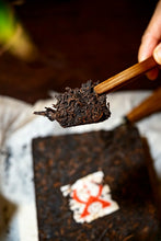 Load image into Gallery viewer, Tongxin‑She Collection | 1999 Bishengxiang Custom‑made 1kg White‑paper Ripe Puerh Brick
