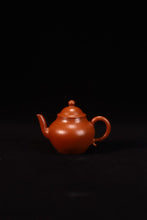 Load image into Gallery viewer, Tongxin She Teahouse Recommends: Handmade Wrinkled Zhuni Qiushui Teapot (70cc) – The Charm and Century-Old Elegance of Zhuni Hidden in the Teapot
