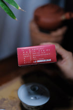 Load image into Gallery viewer, Tongxinshe Teahouse Recommends Aged Rock Tea: 2001 Shui Jin Gui
