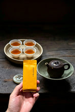 Load image into Gallery viewer, Tongxinshe Starter Rock Tea｜Lianhua Peak Rou Gui – A Gentle Rock Rhyme for Beginners 莲花峰肉桂

