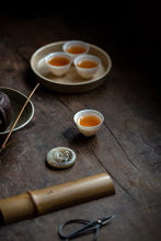 Load image into Gallery viewer, Tongxinshe Starter Rock Tea｜Lianhua Peak Rou Gui – A Gentle Rock Rhyme for Beginners 莲花峰肉桂
