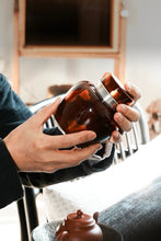 Load image into Gallery viewer, Tongxinshe Teahouse Recommendation | Jinmian Lacquer &amp; Gold Tin Tea Caddy: Preserve Tea in Artistry, Where Lacquer Meets Fragrance
