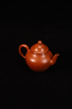Load image into Gallery viewer, Tongxin She Teahouse Recommends: Handmade Wrinkled Zhuni Qiushui Teapot (70cc) – The Charm and Century-Old Elegance of Zhuni Hidden in the Teapot

