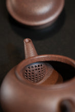 Load image into Gallery viewer, Tongxin She Teahouse｜Handcrafted by the “Clay Collector”The Original Heart of Tea in 200-Year-Aged Purple Clay Shuiping Teapot
