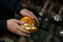 Load image into Gallery viewer, Tongxinshe Teahouse Recommendation | Hong Jike's Formless Pure Gold Teapot, an Intangible Cultural Heritage Masterpiece, a Rare Heirloom for Collection
