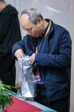 Load image into Gallery viewer, Aged to Ruby Red, Tripled in Worth; One Sip of Danya Unveils the Universe — Tongxinshe Teahouse Recommends Master Wang Guoxing's Limited Signed Edition 1997 Danya Aged Shui Xian
