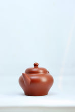 Load image into Gallery viewer, Xiangyun Vermilion Clay Teapot · Noble Elegance from Old Huangshan Mine惠祥云。
