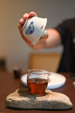 Load image into Gallery viewer, Tongxin She Teahouse | Moss Traces &amp; Spring Dew · Tianxin Rock Shi Ru/天心岩石乳。
