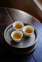 Load image into Gallery viewer, Tongxin She Teahouse 2025 Limited Launch | Handmade Bai Jiguan by Gao Peng and His Mother, A Cup Holds the Elegance of Wuyi白鸡冠。
