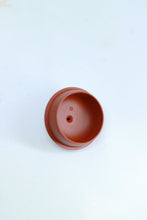 Load image into Gallery viewer, Xiangyun Vermilion Clay Teapot · Noble Elegance from Old Huangshan Mine惠祥云。
