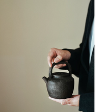 Load image into Gallery viewer, &quot;Yun Po kettle&quot; to everyone. There are two styles with capacities of 550ml and 750ml.
