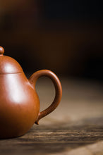 Load image into Gallery viewer, The Pear - shaped Jiangpo Clay Purple Sand Teapot: A Paragon of Elegance in Sand Charm and Tea Aroma, Treasured by Tongxin She Teahouse
