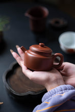 Load image into Gallery viewer, Tongxin She Teahouse New ArrivalHuanglongshan Red Skin Dragon Dezhong Purple Clay Teapot: A Gem Among Clays, A Gentleman Among Vessels
