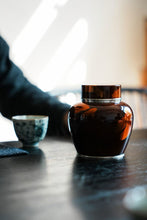 Load image into Gallery viewer, Tongxinshe Teahouse Recommendation | Jinmian Lacquer &amp; Gold Tin Tea Caddy: Preserve Tea in Artistry, Where Lacquer Meets Fragrance
