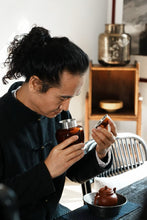 Load image into Gallery viewer, Tongxinshe Teahouse Recommendation | Jinmian Lacquer &amp; Gold Tin Tea Caddy: Preserve Tea in Artistry, Where Lacquer Meets Fragrance
