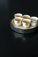 Load image into Gallery viewer, Tongxin She Teahouse Selection | Creamy White Gilded Bamboo Teacups Snow-white porcelain adorned with bamboo painted in gilded pigment.
A gilded rim encircles the cup, freezing tranquil time upon the vessel.
